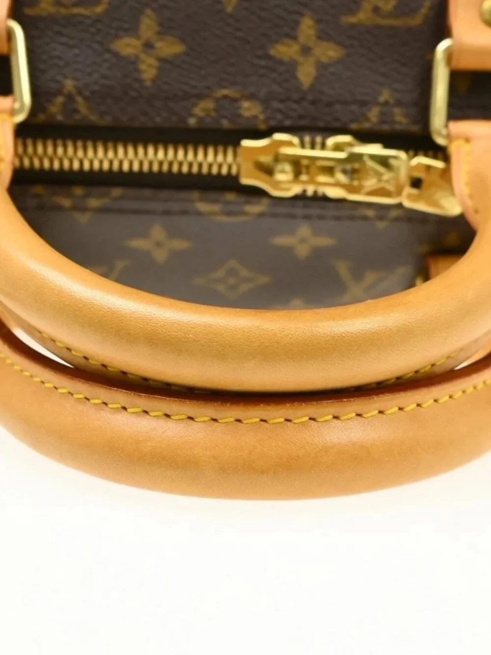 Louis Vuitton outside 	ab